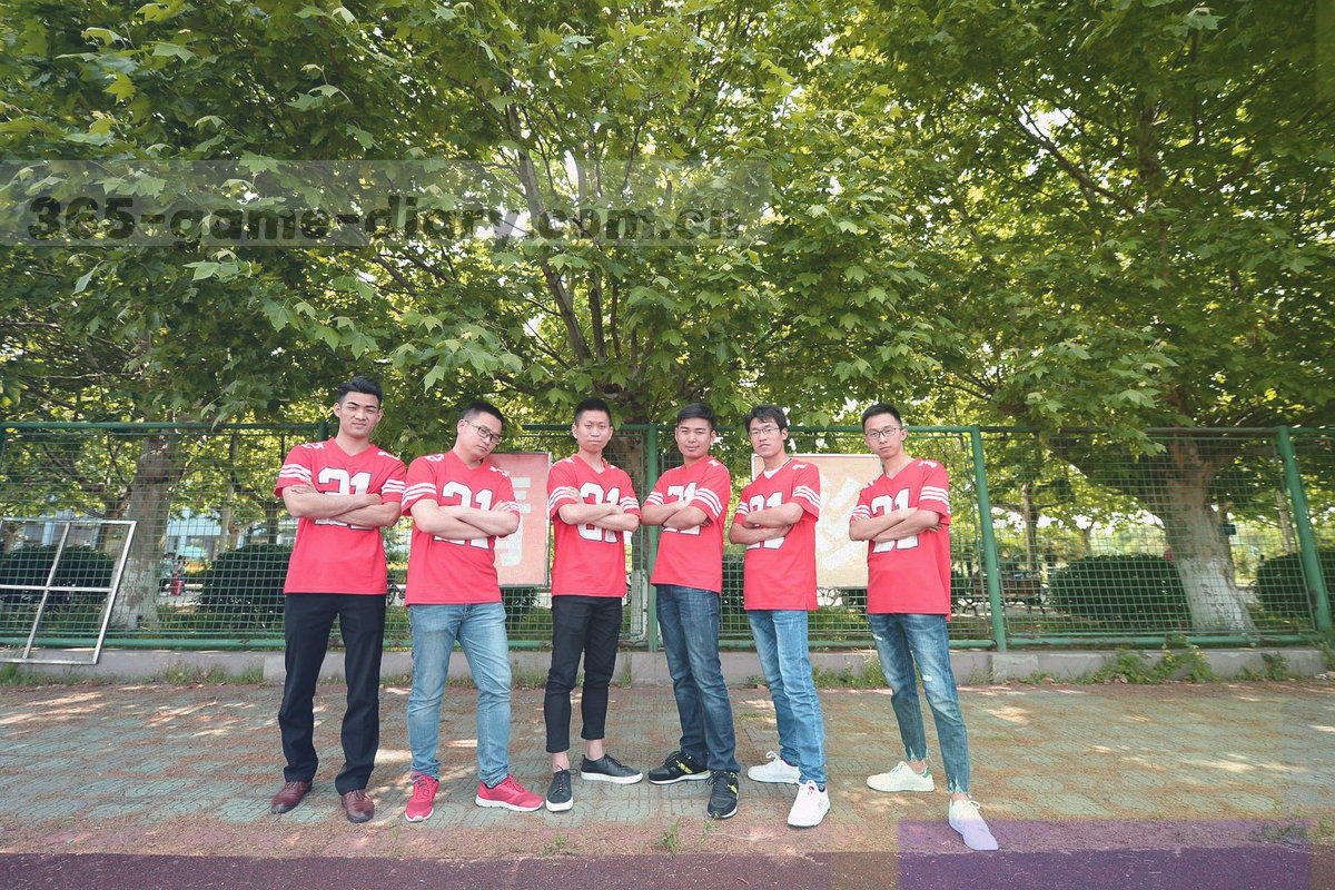 暗色桌面上摊开的番型判定表与荧光笔标记